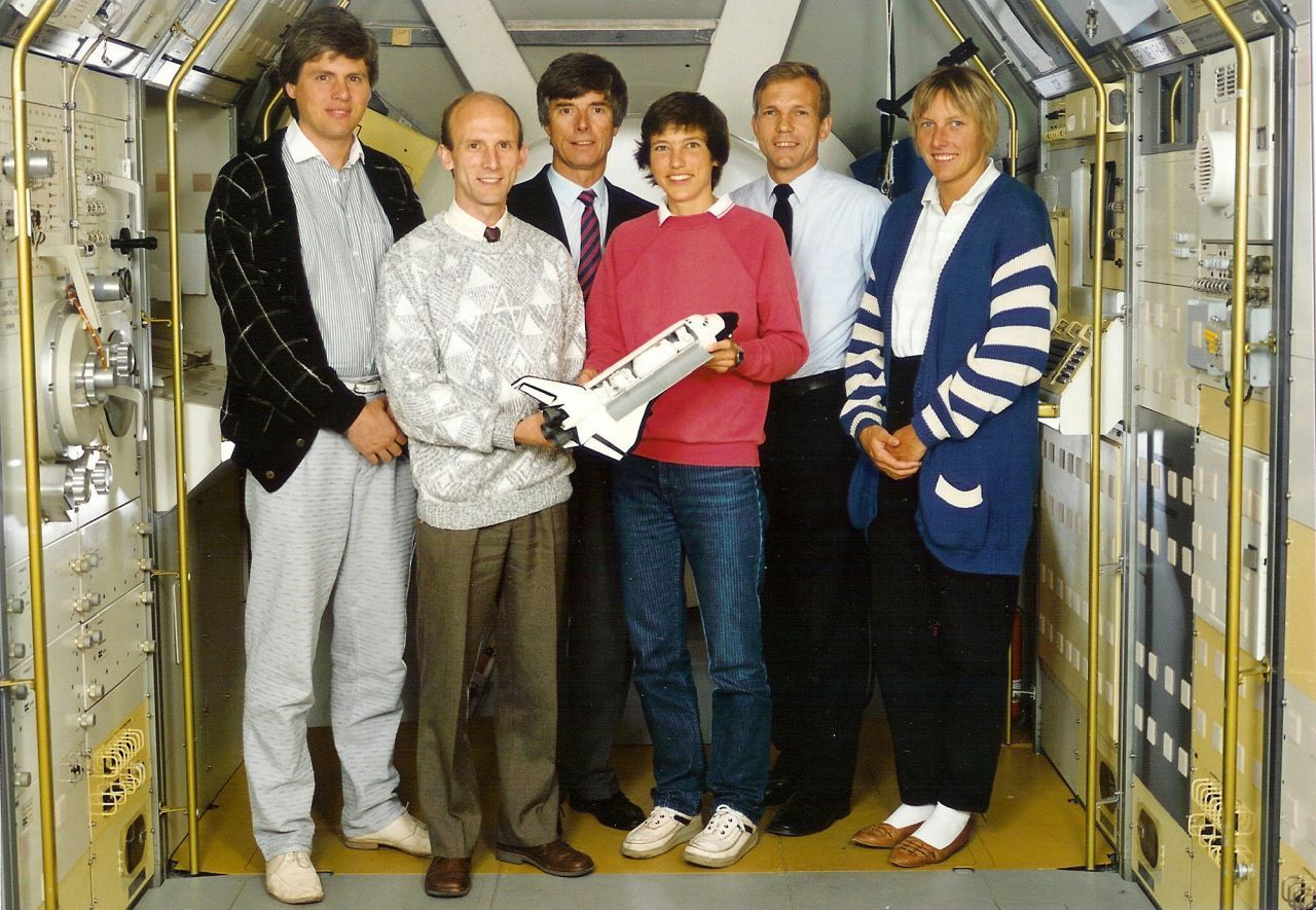 Tatsächlich gab es schon deutsche Astronautinnen - in der Astronautenklasse von 1982. Doch Heike Walpot und Renate Brümmer flogen aus Mangel an Gelegenheit nie ins All. Walpot (rechts) kam der Astronautik ironischerweise so nah wie keine andere Deutsche: Die Leistungsschwimmerin und Medizinerin heiratete den späteren Raumfahrer Hans Wilhelm Schlegel.