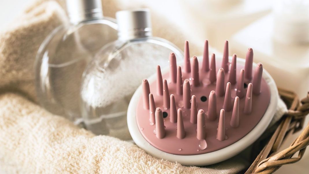 Welche Haircare-Produkte verwendet ihr? Kennt ihr die Beauty-Tools zum Einmassieren des Shampoos? Hier lest ihr, wie ihr Shampoo, Spülung, Kur und Co. richtig verwendet.