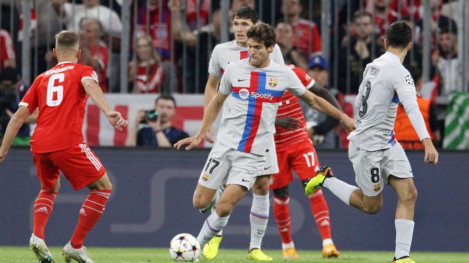 
                <strong>Marcos Alonso</strong><br>
                Er hat wie seine Nebenleute mit zurückhaltenden Bayern zunächst keine großen Probleme, verteidigt die Angriffe der Münchner gut weg. Ist im Spiel nach vorne nicht immer zielsicher, und auch er sieht in der entscheidenden Phase des Spiels nicht immer gut aus. Insgesamt aber in Ordnung. ran-Note: 3
              