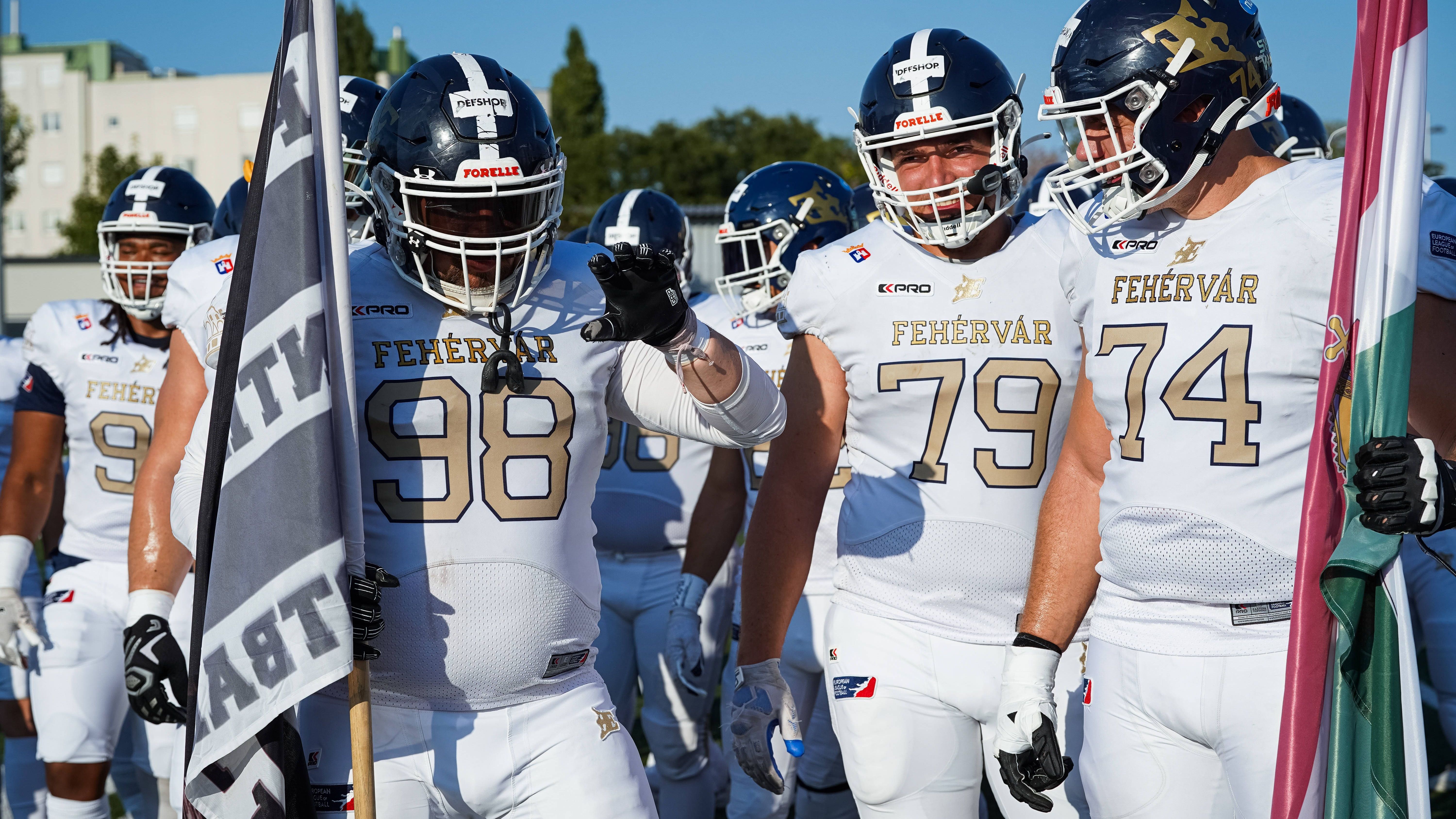 <strong>Jack Mangel (Fehervar Enthroners)</strong><br>- Stammt aus Athens, Georgia, und kommt direkt von der Concord University (in Athens, West Virginia) nach Ungarn. Es ist sein erstes Profijahr.<br> - 2022 wirft er in einer Saison 39 Touchdowns.<br>- Uni-Rekord! Dazu führt er die Yards-, Touchdowns- und Completions-Rekordlisten der Mountain Lions an.