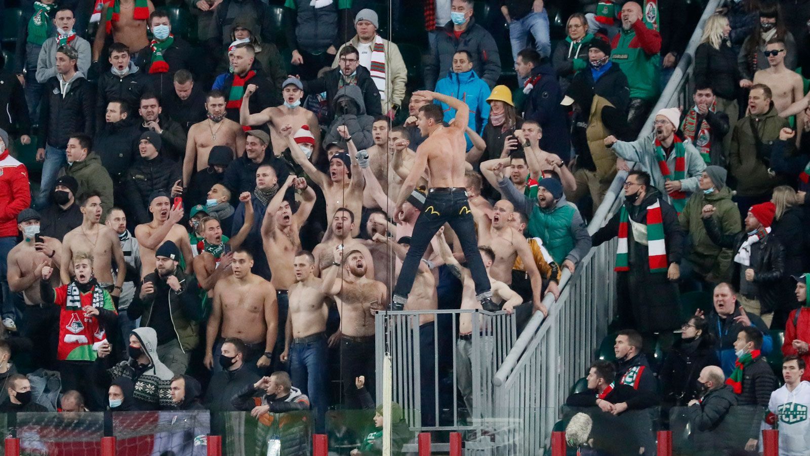 
                <strong>Die Rückkehr der Fans sorgt für unschöne Bilder</strong><br>
                Mit dem Beginn der neuen Champions-League-Saison kehrten auch die Fans in einige europäische Stadien zurück. Während in München und England die Tribünen leer blieben, strömten Fans der osteuropäischen Vertreter zahlreich ins Stadion und sorgten dabei für unschöne Szenen. Die Ultras von Lokomotive Moskau präsentierten sich gegen den FC Bayern lautstark und ohne großen Abstand untereinander in ihrer Kurve, zudem verzichteten viele Zuschauer auf einen Mund-Nasen-Schutz. Ähnliches ließ sich auch in Frankreich bei Stade Rennes beobachten, die am 1. Spieltag ihr Debüt in der Königklasse feierten.  
              