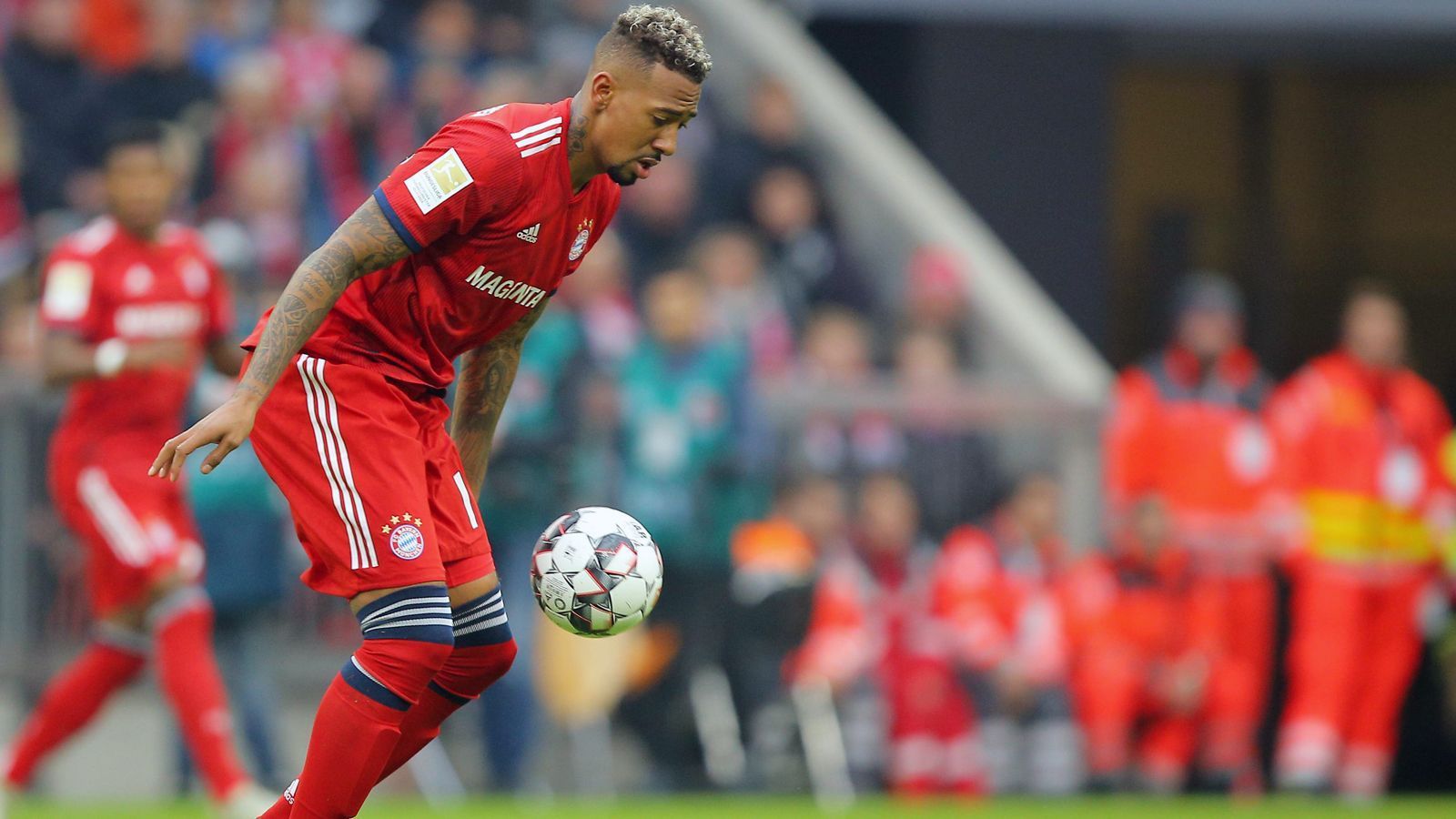 
                <strong>Jerome Boateng (Innenverteidiger)</strong><br>
                Ähnlich wie Süle äußerst wenig gefordert. Ließ defensiv nichts anbrennen - bis zur 89. Minute, als er gemeinsam mit Süle pennte und das 1:1 durch Lucas Höler zuließ. Spielte im Aufbauspiel wie sein Innenverteidigerkollege zu uninspiriert und vorsichtig. ran-Note: 4
              