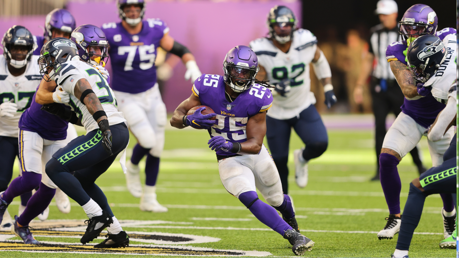 
                <strong>Verlierer: Defense der Seattle Seahawks</strong><br>
                Fast 1.000 Yards und 63 Punkte kassierten die Seahawks in den vergangenen beiden Partien. Bei der jüngsten 17:30-Niederlage gegen die Minnesota Vikings wurde wieder deutlich, dass es derzeit an allen Ecken und Enden fehlt (zu den Highlights). Weder im Pass Rush, in der Verteidigung des Laufspiels oder der Deckung macht die Seahawks-Defense in dieser Saison eine gute Figur. Aber auch in der Offense läuft nicht alles rund. Besonders nach der Halbzeit ist derzeit reichlich Sand im Getriebe. Im dritten Viertel hat Seattle in dieser Saison noch keinen einzigen Punkt erzielt. Vielleicht sollte Head Coach Pete Carroll an seiner Halbzeitansprache arbeiten. 
              