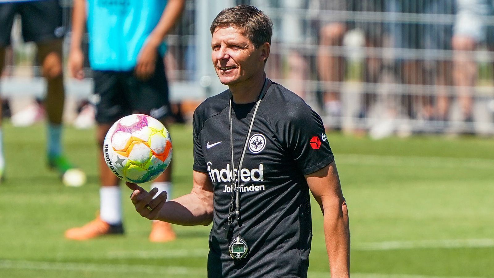 
                <strong>Platz 7: Oliver Glasner (Eintracht Frankfurt)</strong><br>
                Geschätztes Jahresgehalt: 2 Millionen Euro
              