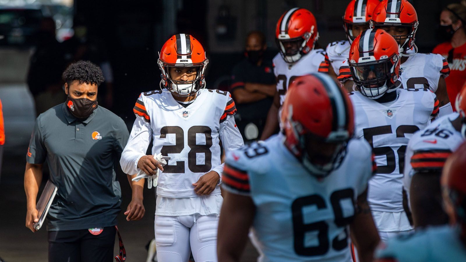 
                <strong>Platz 12: Cleveland Browns (11-5)</strong><br>
                In Cleveland geht es derzeit drunter und drüber. Ausnahmsweise mal nicht, weil die Browns mal wieder den ersten Pick im Draft haben und die Medien sich überschlagen, was damit wohl passiert, sondern weil die Browns es nach 18 Jahren endlich mal wieder in die Playoffs schafften und das trotz eines Covid-Desasters sondergleichen. Nachdem gegen die Jets in Woche 16 nahezu alle Receiver fehlten, wird beim Rematch in der Wildcard-Runde gegen die Pittsburgh Steelers (LIVE in der Nacht von Sonntag auf Montag ab 2:15 Uhr auf ProSieben und ran.de) Kevin Stefanski, der Headcoach sowie Playcaller der Offense, fehlen. Neben ihm auch noch weitere Spieler, unter anderem Guard Joel Bitonio. Daher reicht es im ran-Power Ranking nur zu Rang zwölf.
              