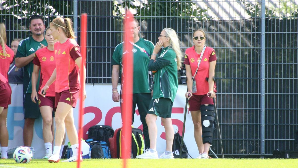 Gwinn (r.) verfolgte das Training am Sonntagmorgen
