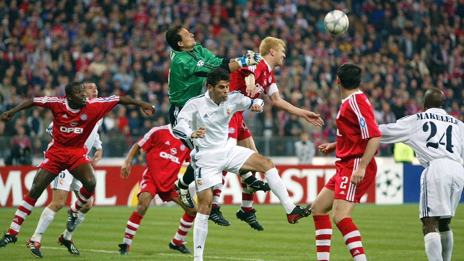 
                <strong>2001/02: Bayern München - Real Madrid</strong><br>
                Hinspiel: Bayern München - Real Madrid 2:1 -Rückspiel: Real Madrid - Bayern München 2:0
              