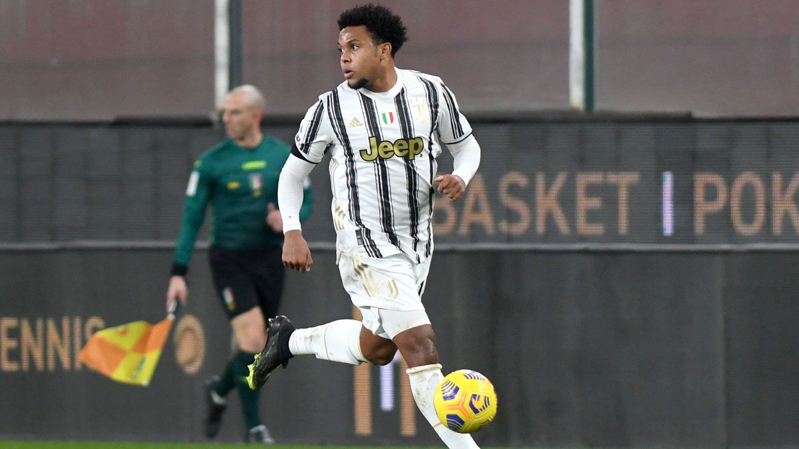 
                <strong>Weston McKennie (Juventus Turin)</strong><br>
                Weston McKennie, der bereits vom FC Schalke 04 an Juventus Turin ausgeliehen ist, wird vom italienischen Serienmeister fest verpflichtet. Das gab S04 bekannt. "Dass Juventus Turin den Transfer vorzieht und Weston McKennie schon jetzt dauerhaft verpflichtet, verschafft uns größere Planungssicherheit", sagte Christina Rühl-Hamers, die Finanzvorständin bei Schalke. McKennie absolvierte zwischen 2016 und 2020 91 Pflichtspiele für die Königsblauen und erzielte fünf Treffer. Als Ablöse werden rund 25 Millionen Euro inklusive Boni gehandelt.
              