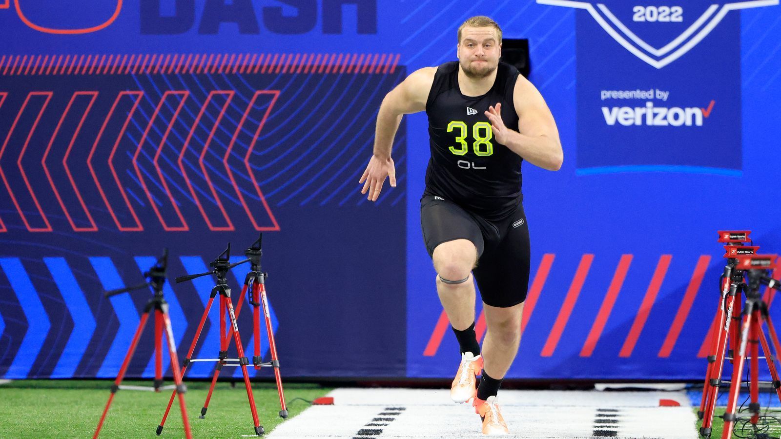 
                <strong>17. Pick: Los Angeles Chargers - Trevor Penning, OT, Northern Iowa</strong><br>
                Trevor Penning hat die Größe, Stärke und die athletischen Fähigkeiten, um Quarterback Justin Herbert den Schutz auf der rechten Seite zu geben. Ein logischer Pick für die Los Angeles Chargers.
              