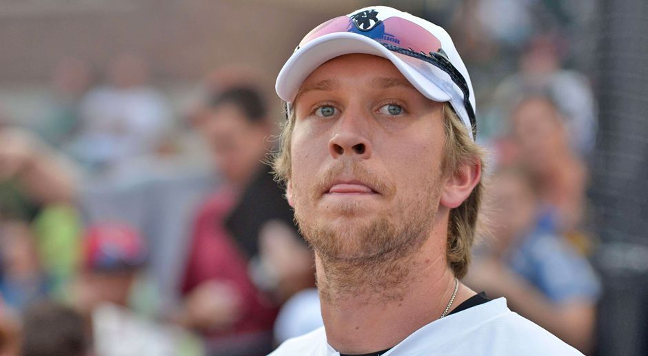 
                <strong>Nick Foles</strong><br>
                Sonnenbrille, coole Cap und wachsamer Blick: Nick Foles wäre der perfekte Bademeister - zumindest seinem Aussehen nach zu urteilen. Wie es tatsächlich um die Kraul- und Delfinkünste des Quarterbacks der Philadelphia Eagles steht, wissen wir nicht. Aber selbst, wenn Foles so gut schwimmen kann wie ein Toastbrot, würde es immer noch für die Hauptrolle bei Baywatch reichen. Oder glaubt ihr etwa, David Hasselhoff musste tatsächlich Menschen retten? Nein, nein, der musste nur verdammt gut aussehen. Was er auch tat.
              