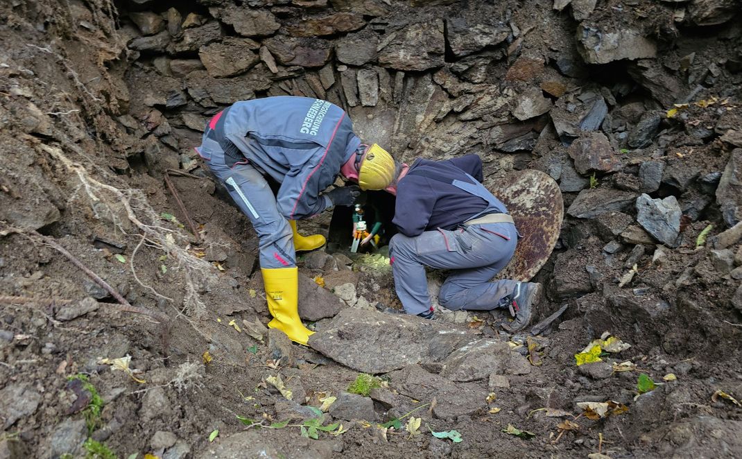 Rettungskräfte im Erzgebirge suchen in und um den Bergwerkstollen nach dem Vermissten.