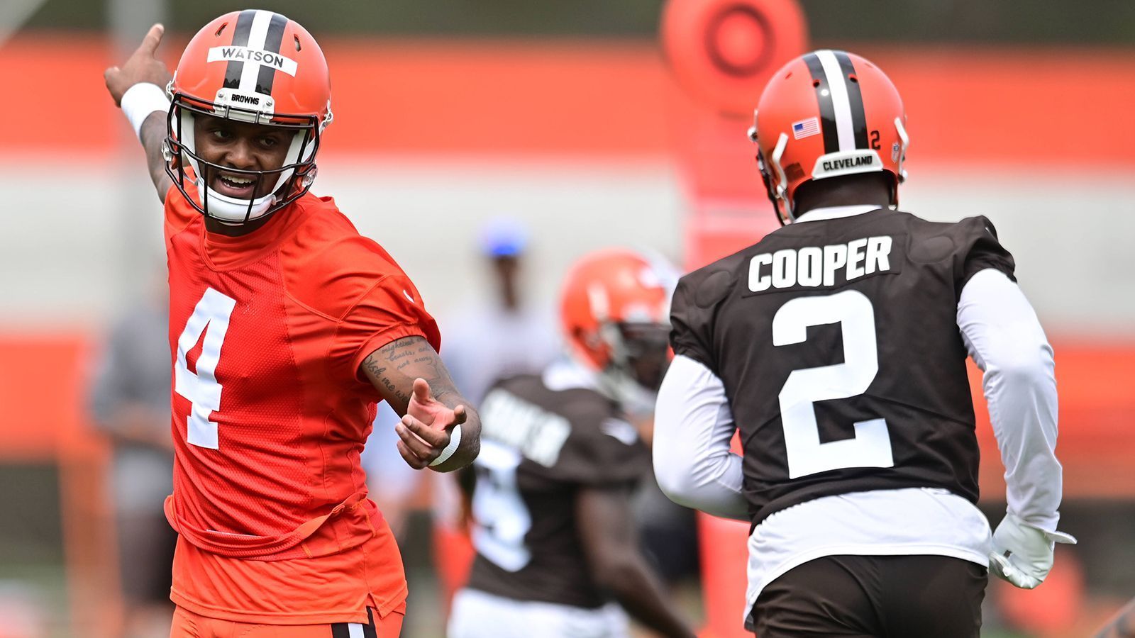 
                <strong>Cleveland Browns </strong><br>
                Man konnte Deshaun Watson in der vergangenen Saison ansehen, dass er vorher lange Zeit nicht auf dem Feld stand. Die Hintergründe sind jedem bekannt und müssen hier nicht erneut aufgegriffen werden. Die kommende Saison wird zeigen, ob der 27-Jährige immer noch zu den Besten seiner Zunft gehört. Mit Amari Cooper hat Watson dabei einen Top-Receiver an seiner Seite, der 2022 mit 1.160 Yards und neun Touchdowns überzeugte.
              