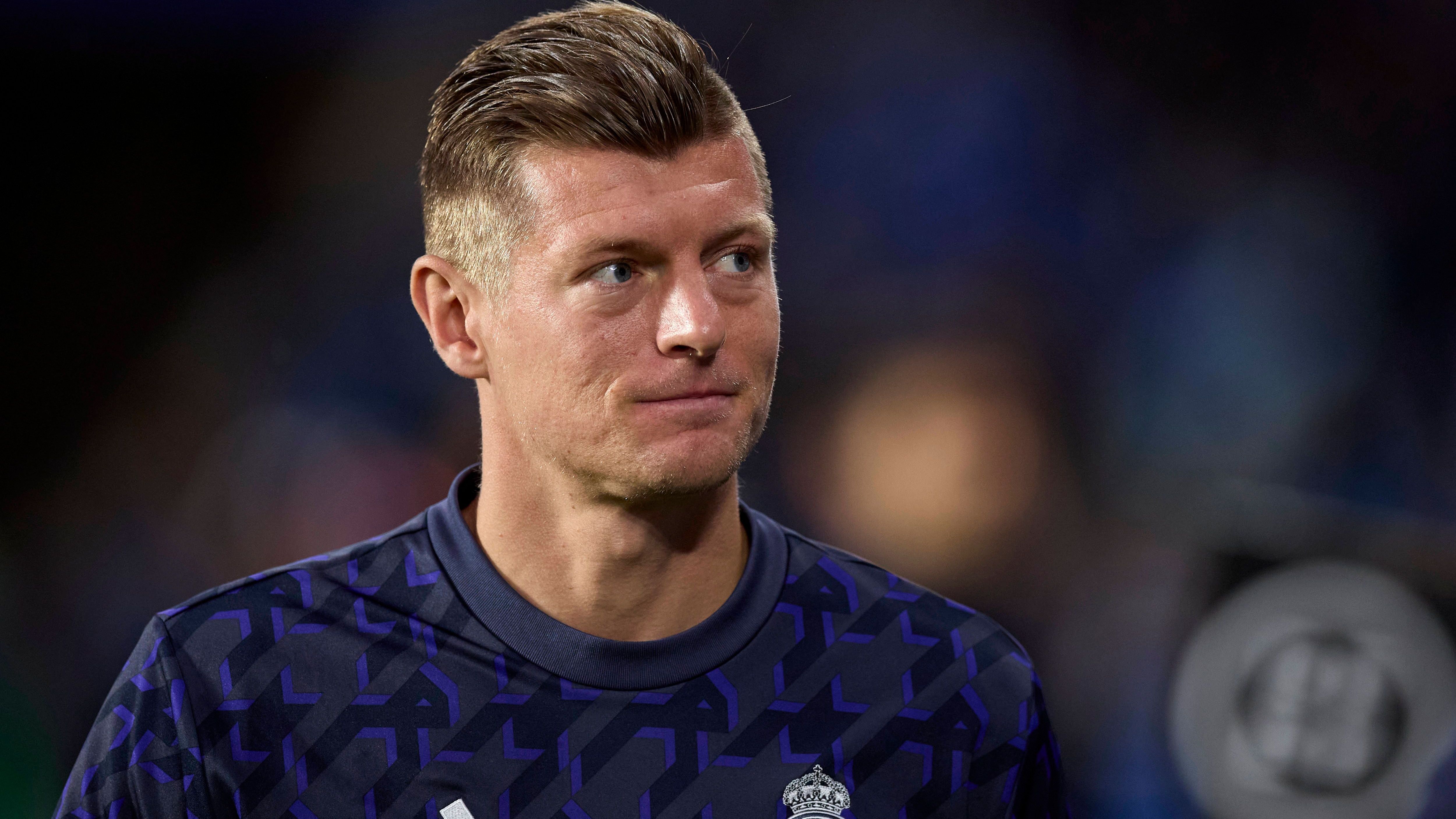 <strong>Toni Kroos</strong><br>Allerdings ist an der Passmaschine Toni Kroos kein Vorbeikommen. Der zentrale Mittelfeldspieler befindet sich in bestechender Form, er ist quasi der ordnende Bodyguard hinter einem Dreier-Mittelfeld mit unheimlich vielen Freiheiten. Man könnte fast sagen, dass er aktuell die Holding Six spielt, die sich Thomas Tuchel zu Beginn der Saison gewünscht hatte... <strong>Punkt für Real (Bayern - Real 2:4)</strong>