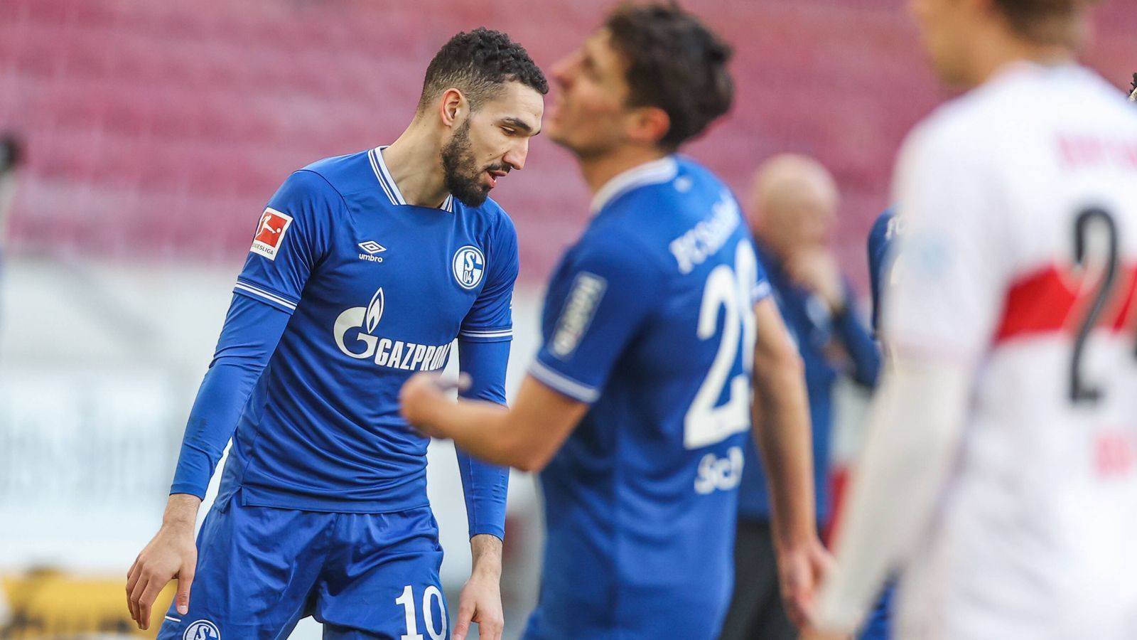 
                <strong>Gibt sich Schalke also schon auf?</strong><br>
                Ja, das kann man so sagen. Anders formuliert wäre es aber besser: Schalke plant schon jetzt den Neubeginn. Denn auch Aufsichtsratschef Jens Buchta geht vom vierten Bundesliga-Abstieg aus: "Wir brauchen nicht drumherum zu reden: Die sportliche Situation ist eindeutig, deshalb müssen wir bei jeder noch zu treffenden Personalentscheidung auch über die Saison hinausdenken. Gleichzeitig steht nun die Mannschaft in der Pflicht, das letzte Drittel der laufenden Spielzeit so erfolgreich wie möglich zu bestreiten. Das sind die Spieler Club und Fans schuldig." Auch wenn denen das endgültige Abschneiden letztendlich egal sein kann - tatsächlich wäre ein halbwegs ehrenhafter Abgang das Mindeste, was man von den Spielern fordern kann.
              