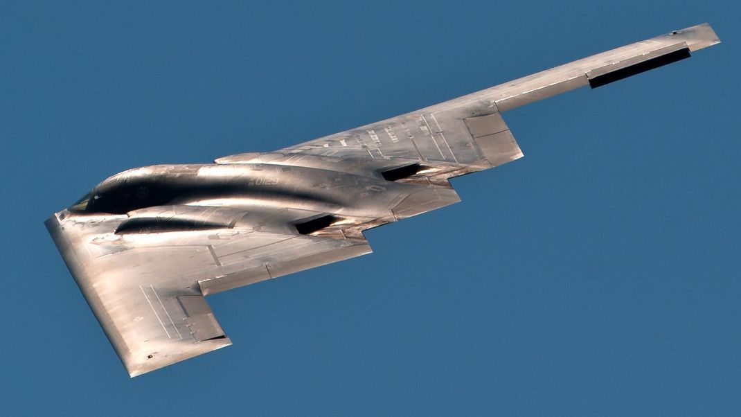 Ein B-2-Tarnkappenbomber überfliegt bei der Flugshow «Dakota Thunder air show» die Ellsworth Luftwaffenbasis.