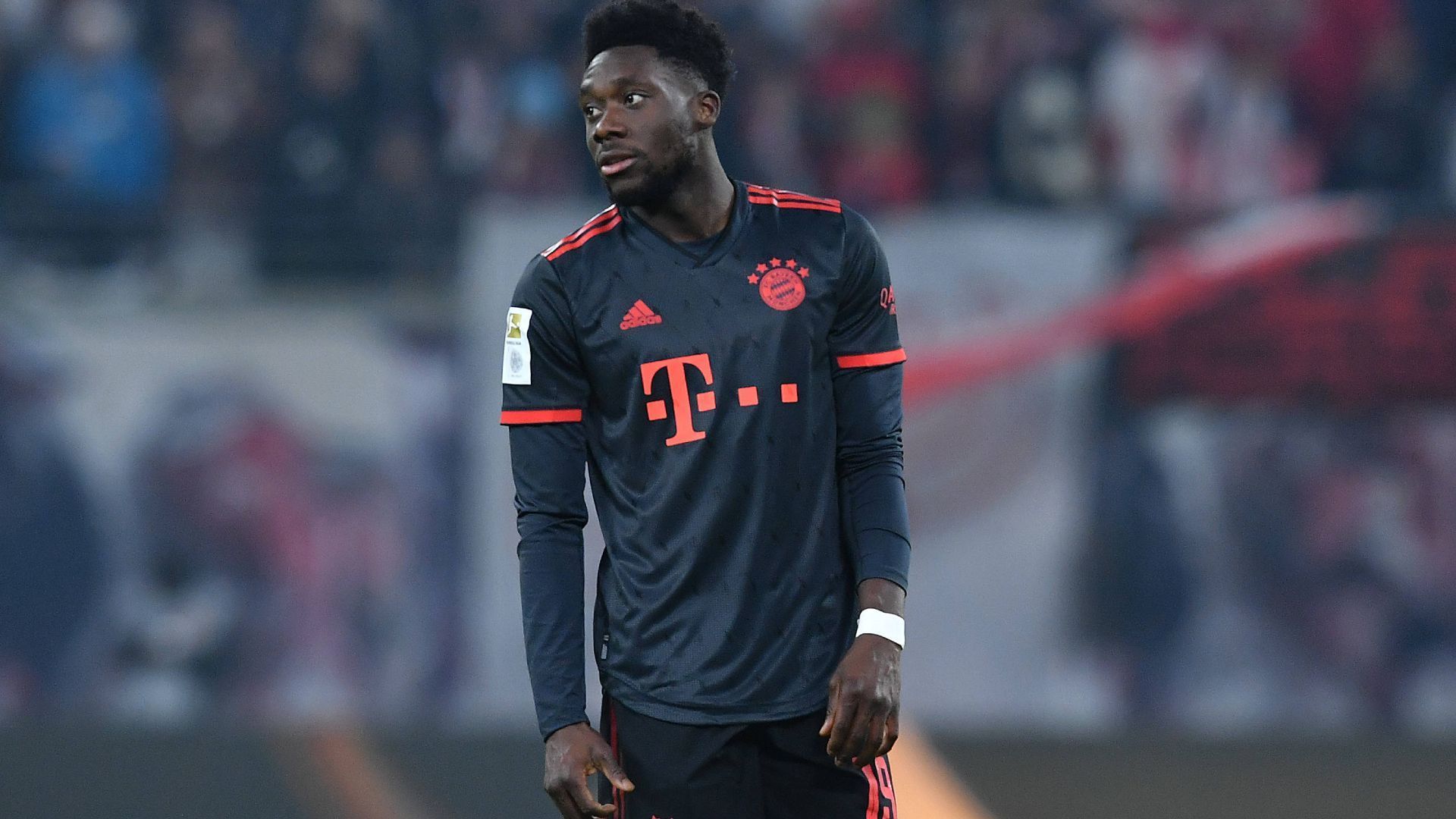 
                <strong>Verlierer: Alphonso Davies (FC Bayern)</strong><br>
                Auch der Turbo-Kanadier erwischt einen Kaltstart für die Bayern ins neue Jahr. Rätselhafte Konzentrationsschwächen bei einfachen Pässen und Einwürfen. Dazu immer wieder ungenaue Flanken. Abgesehen von seinem großen Einsatz bleibt nicht viel Positives hängen von der Leistung des Linksverteidigers.
              