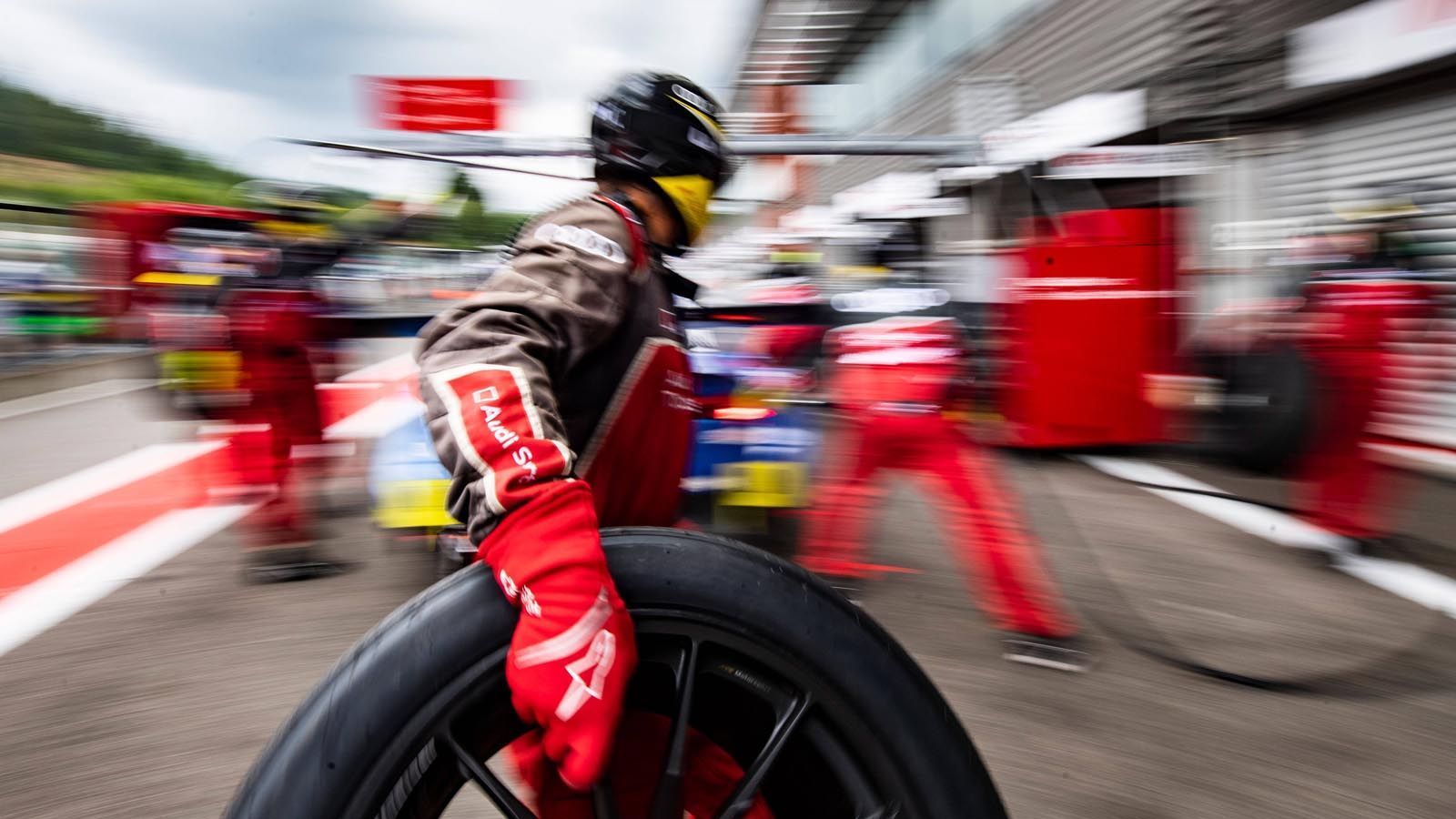 
                <strong>2. Audi dominiert auch im Abschiedsjahr</strong><br>
                Der Vorsprung des Erstplatzierten im Qualifying auf den besten BMW betrug dabei jeweils über eine halbe Sekunde - in der DTM eine halbe Ewigkeit. Bei den Testfahrten auf dem Nürburgring hatte Audi noch mehr Gegenwehr zu befürchten, doch Spa untermauerte ihre Vormachtstellung.
              