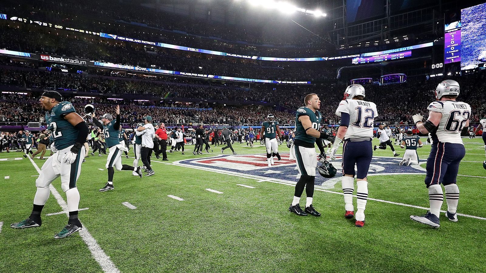 
                <strong>Woche 11: New England Patriots at Philadelphia Eagles</strong><br>
                Die Philadelphia Eagles und die New England Patriots werden sich in Woche 11 zum ersten Mal seit dem Super Bowl 2018 in einem Pflichtspiel treffen. Damals wurden Brady und Co. von den Eagles und Backup-Quarterback Nick Foles geschockt. Das Play "Philly Special" ist längst in die Super-Bowl-Geschichte eingegangen. Gute Nachricht für Patriots-Fans: Nick Foles wird nicht mitspielen, der Super-Bowl-MVP steht mittlerweile bei den Jacksonville Jaguars unter Vertrag. 
              