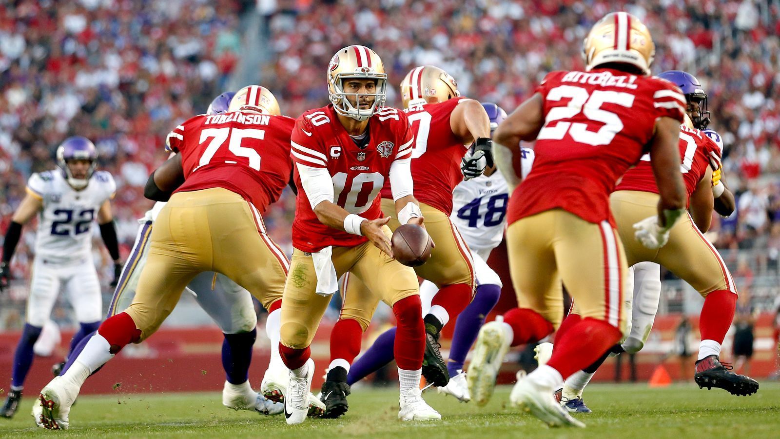 
                <strong>New York Giants</strong><br>
                Bei den New York Giants spielt Quarterback Daniel Jones aktuell um einen neuen Vertrag. Der sechste Pick von 2019 ließ in seinen ersten beiden Jahren sein Potenzial zwar aufblitzen, er bekam jedoch keine Konstanz in seine Leistungen . Auch diese Saison konnte Jones bisher nicht überzeugen und somit könnten die Verantwortlichen der Giants über ein Upgrade auf der Quarterback Position in Form von Jimmy Garoppolo nachdenken.
              