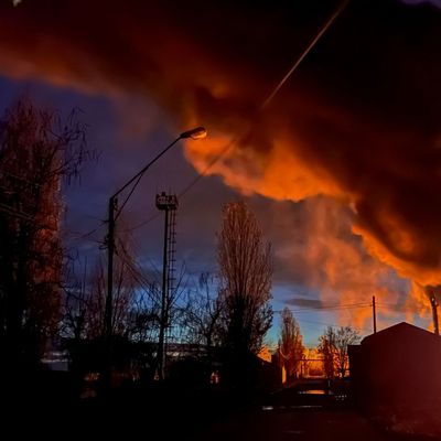 Eine Rauchwolke steigt während eines Brandes in Cherson auf, der durch einen russischen Angriff verursacht wurde.