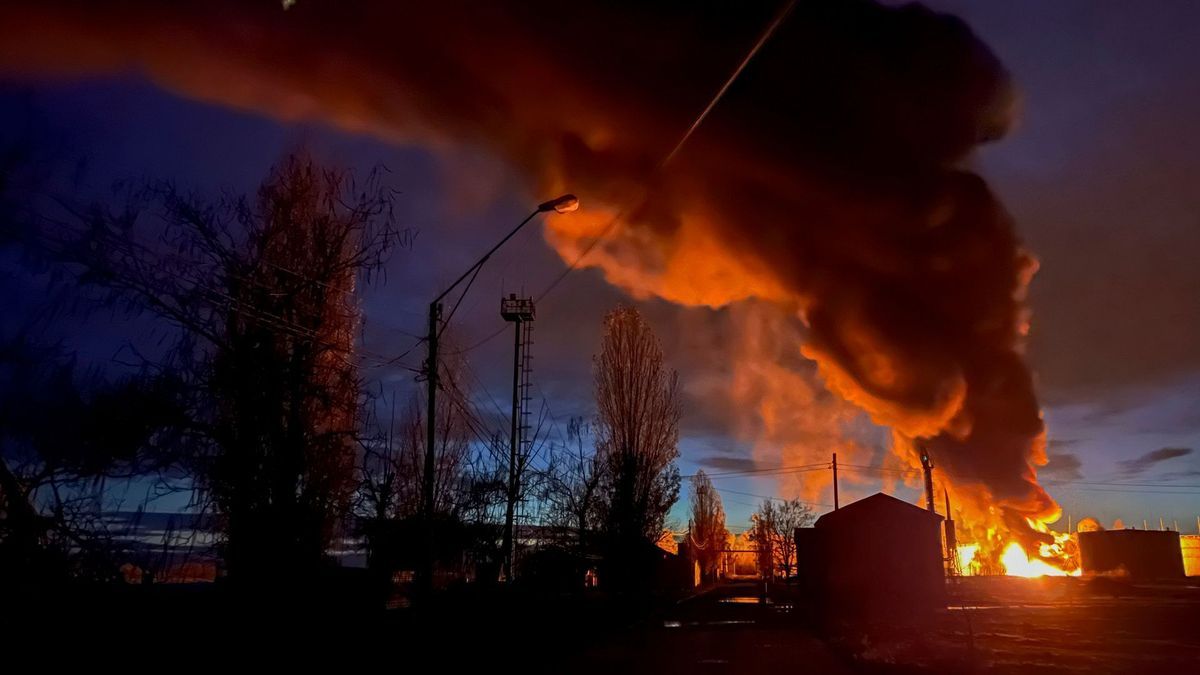 Eine Rauchwolke steigt während eines Brandes in Cherson auf, der durch einen russischen Angriff verursacht wurde.