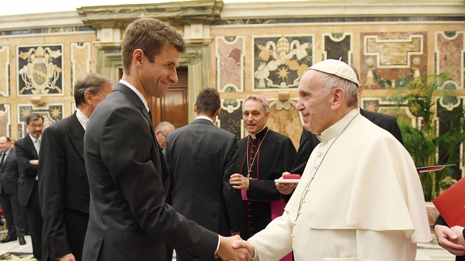 
                <strong>Papst Franziskus hat WM-Finale wegen Deutschland-Schwur nicht angesehen</strong><br>
                Papst Franziskus (rechts) hat das Finale der Fußball-WM zwischen Argentinien und Frankreich nicht gesehen. Und das, obwohl der Argentinier bekennender Fußballfan ist! Grund ist laut der argentinischen Zeitung "La Nacion" ein Schwur, den Jose Mario Bergoglio – so der bürgerliche Name des Papstes – nach dem WM-Finale 1990 abgelegt hat. Dieses verlor Argentinien gegen Deutschland durch ein Tor von Andreas Brehme mit 0:1. Laut Bericht soll Bergoglio die Finalniederlage derart niedergeschlagen zurückgelassen haben, dass er schwor nie wieder fernzusehen. Das Finale in Katar, in dem sich Messi und Co. zum dritten Mal nach 1978 und 1986 zum Weltmeister krönten, soll Franziskus deshalb zwar nicht live gesehen haben. Er hat sich aber wohl durch einen Informanten mit Infos zum Spielstand versorgen lassen. Die Fußball-Begeisterung ist offensichtlich noch da.
              