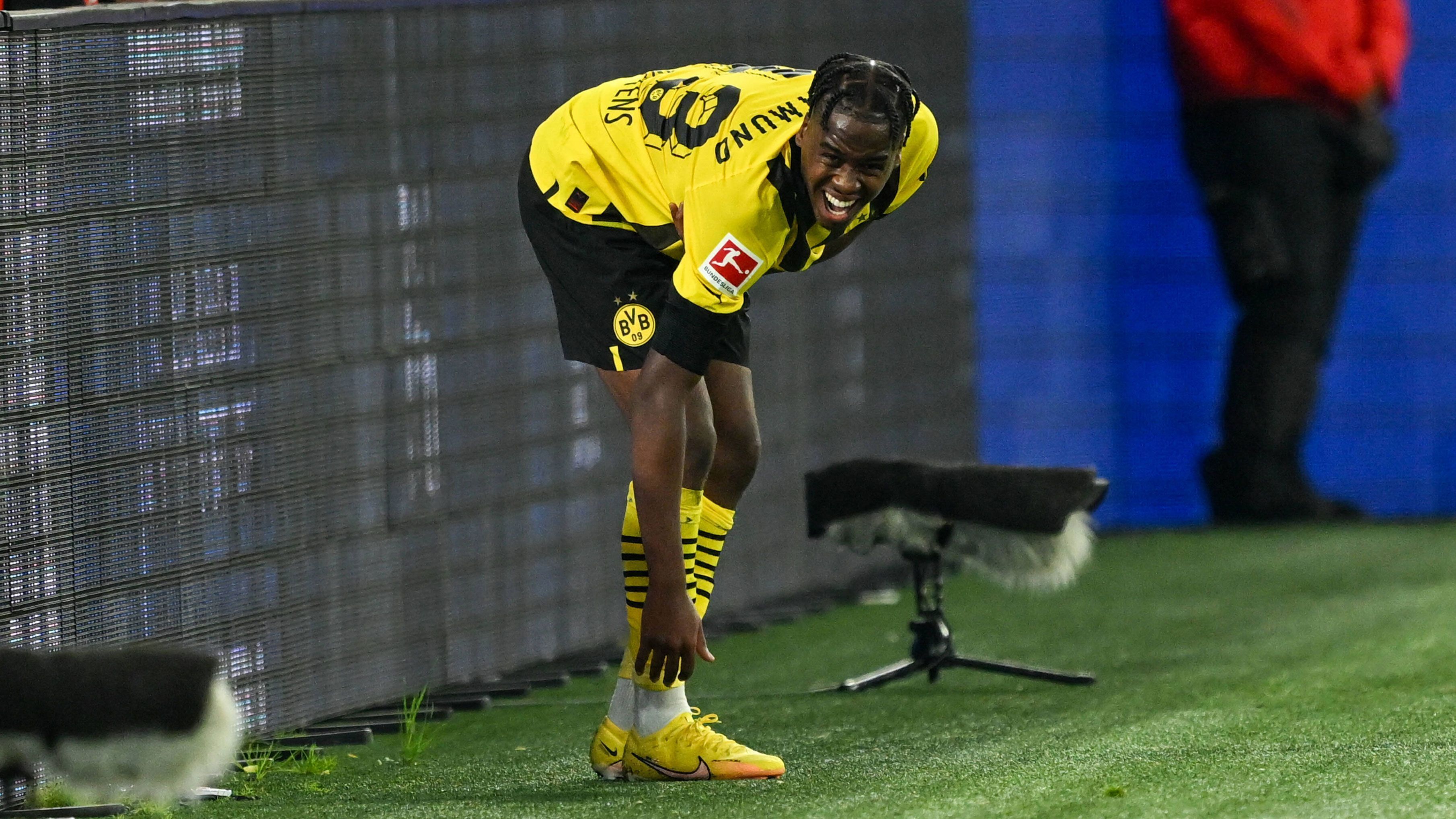 
                <strong>Jamie Bynoe-Gittens</strong><br>
                Der Youngster bildet auf der linken Seite ein gutes Offensivduo mit Marius Wolf. Leitet das 1:0 mit seinem Pass vom Flügel auf Brandt ein. Wenig später vertändelt er eine Großchance, indem er den Ball aus kurzer Distanz am Tor vorbeilegt. Auch danach ist Bynoe-Gittens an fast jedem Angriff beteiligt. Kurz vor der Pause zieht sich der Brite eine Schulterverletzung zu und muss nach gutem Auftritt ausgewechselt werden. ran-Note: 2
              