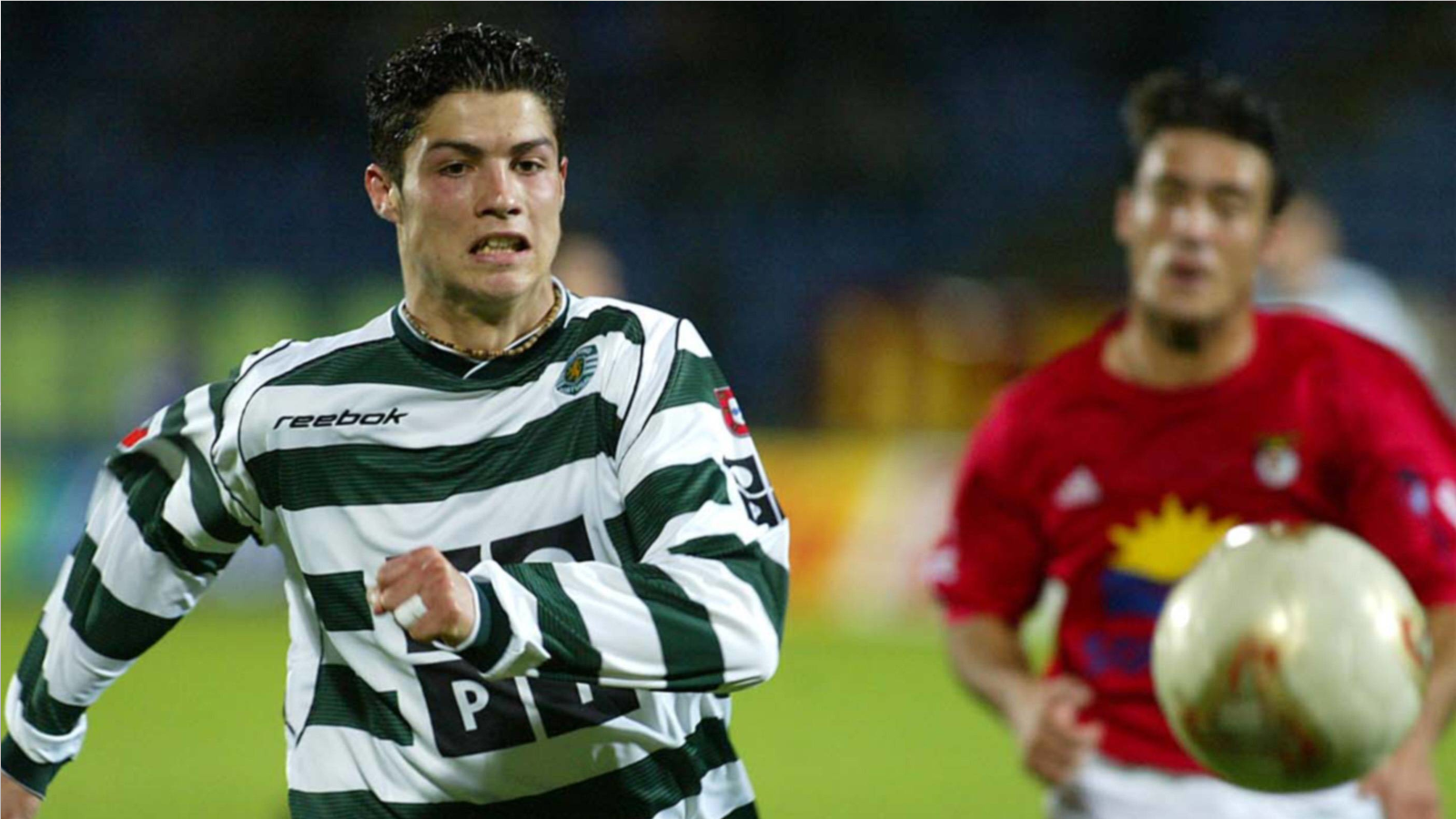 
                <strong>Der Anfang einer Weltkarriere</strong><br>
                Jeder fängt mal "klein" an: Der Weg seiner großen Karriere startet für Cristiano Ronaldo bei Sporting Lissabon. Über die Jugendabteilungen schafft der Portugiese den Weg in die erste Mannschaft.
              