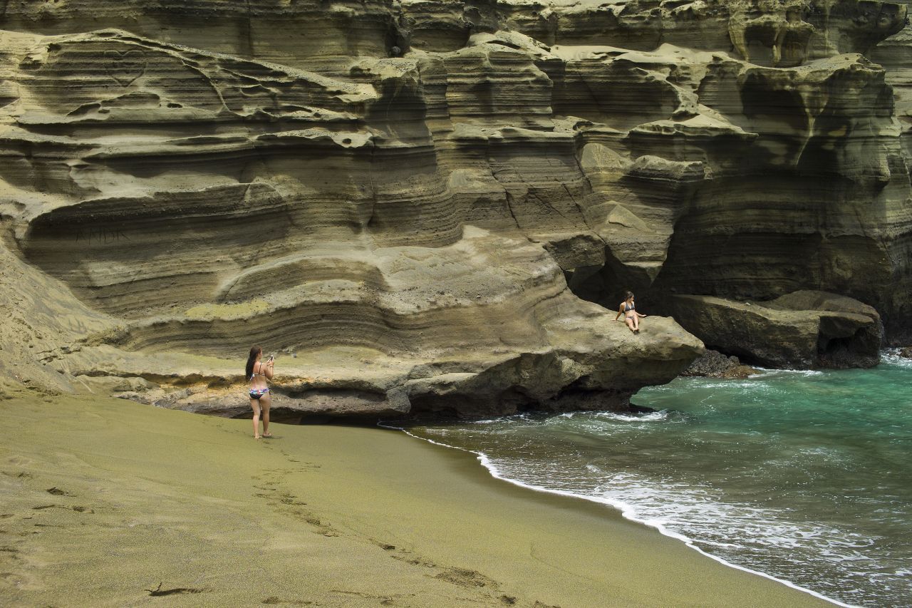 Olivenstrand. Am Papakolea Strand auf Hawaii liegst du zwar im Grün, nicht aber auf einer Wiese. Die grüne Farbe verdankt der Strand dem Mineral Olivin, das der nahe gelegene Vulkan Manua Loa anspült.