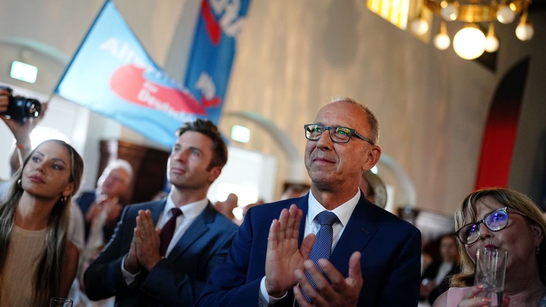 Jörg Urban (AfD), Vorsitzender der AfD in Sachsen und Spitzenkandidat reagiert auf der Wahlparty seiner Partei nach der Veröffentlichung der ersten Prognosen.