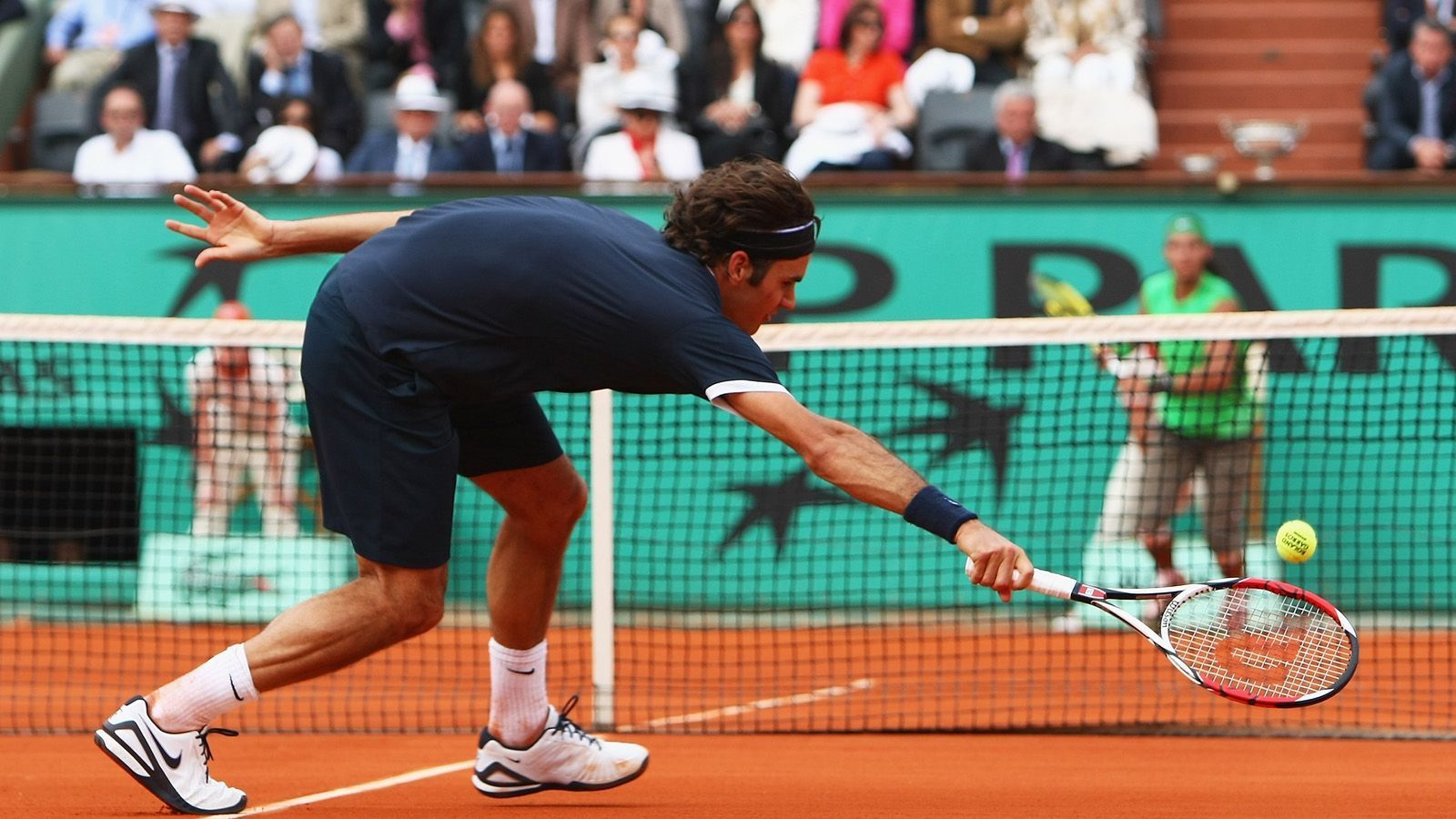 
                <strong>2008: Finale der French Open</strong><br>
                Wieder versucht der Maestro seinen spanischen Konkurrenten die Vormachtstellung in Paris zu entreißen. Doch im Jahr 2008 zeigt Nadal seine ganze Dominanz auf dem Sandbelag und rechtfertigt seinen Spitznamen "Sandplatzkönig". In drei Sätzen lässt er Federer keine Chance, den letzten Satz gewinnt Nadal sogar ohne Punktverlust mit 6:0.
              