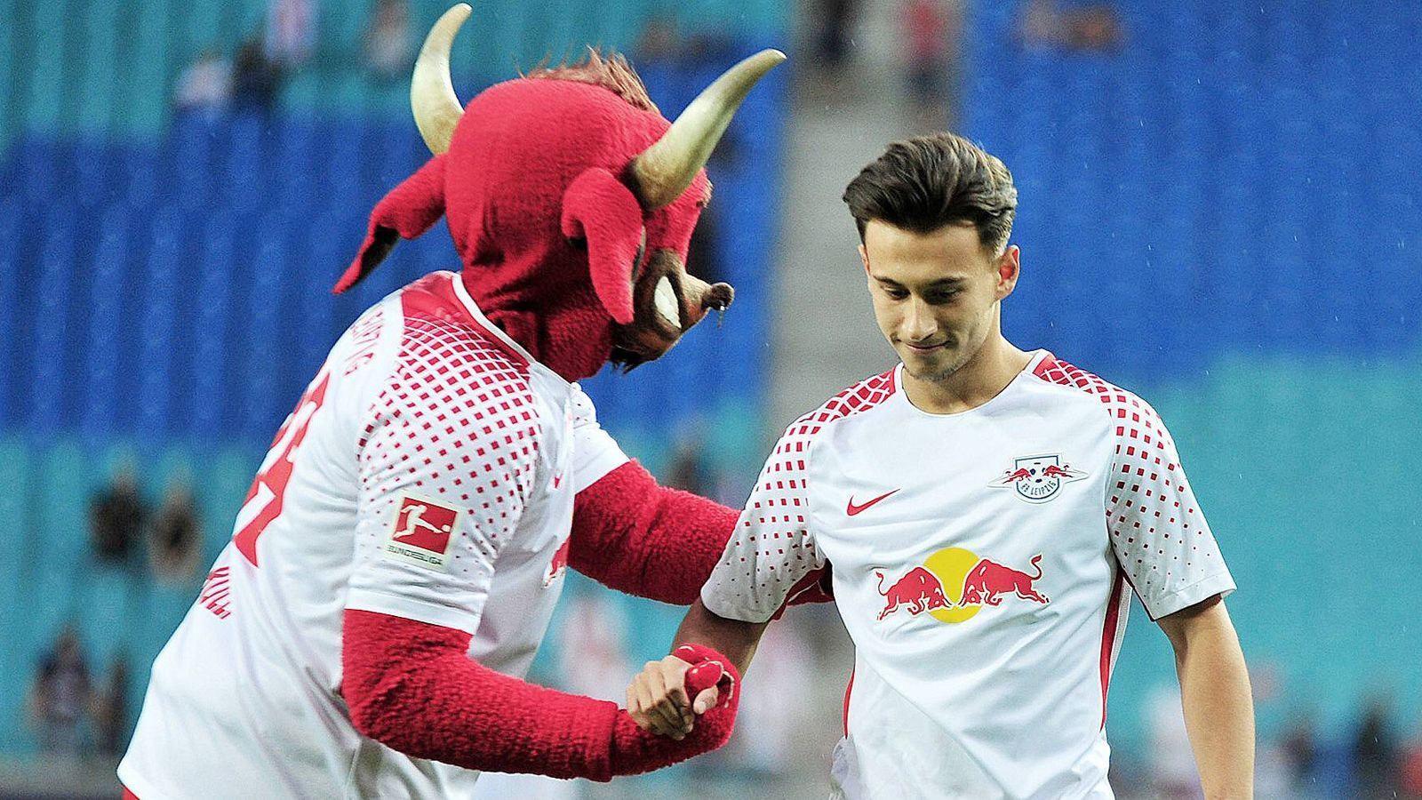 
                <strong>RB Leipzig trickste beim Transfer des U16-Spielers Nicolas Kühn </strong><br>
                Um die Regeln des DFB zu umgehen, hätten die Leipziger eine Honorarvereinbarung mit der Beraterfirma unterschrieben. "150.000 Euro fließen, wenn Nic mit 17 Jahren in der 1. Mannschaft spielt", heißt es in den von "Football Leaks" veröffentlichten Dokumenten. Ebenso soll "Spielerrat" von RB "bei einem kommenden Transfer für die (nicht) geleistete Arbeit honoriert" werden. Zudem soll die Beraterfirma der Mutter ein fiktives Jobangebot unterbreitet haben. "Wir nennen es mal 'Rückenschule'", heißt es in einer veröffentlichten Mail. Dafür wurden 25.000 Euro Bezahlung vorgeschlagen. 
              