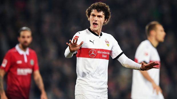 
                <strong>Innenverteidiger - Benjamin Pavard (VfB Stuttgart)</strong><br>
                Vor wenigen Monaten spielte Benjamin Pavard noch gegen Sandhausen, Aue oder Würzburg. Nach dem Wiederaufstieg des VfB Stuttgart entwickelte sich die Karriere des 21-Jährigen jedoch kometenhaft. Kürzlich gab der junge Franzose sein Debüt in Frankreichs Nationalmannschaft und darf sich nun Hoffnungen auf eine WM-Teilnahme machen. Zuletzt gab es Gerüchte, wonach Klubs wie Bayern München oder Manchester United an Pavard interessiert sein sollen. "Mit diesen Dingen beschäftige ich mich überhaupt nicht", wiegelte das Talent im "Kicker" ab. Pavards Vertrag in Stuttgart läuft noch bis 2020. Entwickelt sich Pavard weiterhin so rasant, ist wohl zu bezweifeln, dass er diesen erfüllt.
              