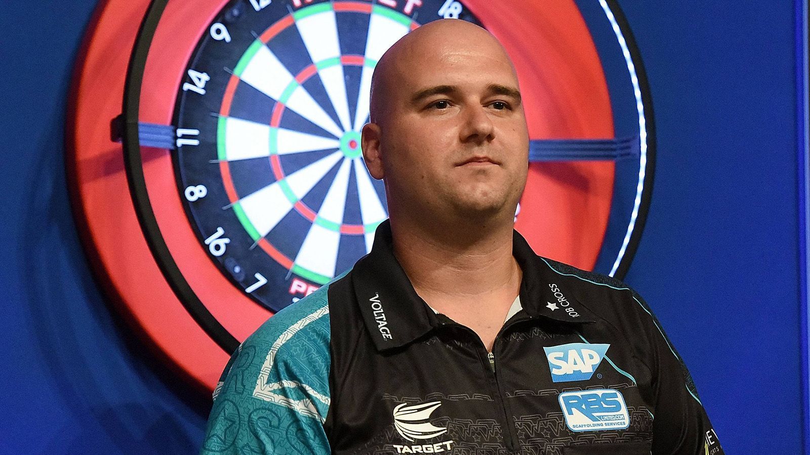 
                <strong>Rob Cross (England) </strong><br>
                Spitzname: VoltageProfi seit: 2017Weltrangliste Platz: 2Einlaufmusik: "Hot Hot Hot" von ArrowErfolge: PDC-WM: Weltmeister 2018
              