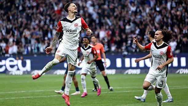 <strong>Robin Koch (Eintracht Frankfurt) </strong><br><em>Einem Bericht der "Bild" zufolge wurde Bayer Leverkusen auf der Suche nach einem Ersatz für Jonathan Tah in Frankfurt fündig. Demnach möchte der Werksklub SGE-Abwehrchef Robin Koch verpflichten. Bereits seit zwei Saisons beobachtet Bayer die Situation des deutschen Nationalspielers. Durch den Tah-Abgang und damit verbundenen Wegbrechen des Abwehrchefs könnte Fahrt in die Personalie Koch kommen. ...</em>