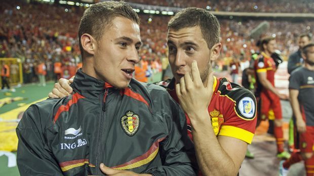 
                <strong>Thorgan und Eden Hazard</strong><br>
                Thorgan und Eden Hazard: Der Hazard-Bruder Eden (re.) gehört beim FC Chelsea zu den Topstars. Sein jüngerer Bruder Thorgan hat es derzeit in Gladbach allerdings nicht leicht, muss sich mit der Reservistenrolle begnügen. Der Jüngste, Kylian Hazard, spielt in Ungarns Hauptstadt bei Ujpest Budapest. Übrigens: Alle drei Hazard-Geschwister sind Offensivakteure bei ihren Klubs.
              