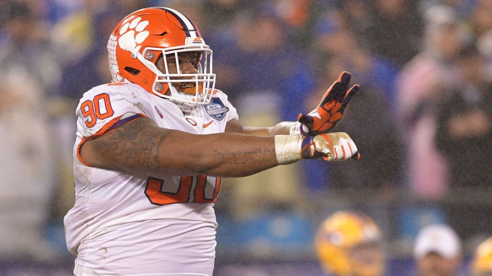 
                <strong>Dexter Lawrence (Clemson)  </strong><br>
                Wir bleiben an der Clemson University: Zu den Mitspielern von Ferrell zählte dort nämlich der Defensive Tackle Dexter Lawrence, der nun ebenfalls ein Kandidat für die 1. Runde ist. Mit seinen 154 Kilogramm Gewicht bei 1,93 Meter Körpergröße ist er ein Gigant auf dem Spielfeld. Dank seiner starken Physis ist er für jede Run-Defense ein Gewinn. In drei College-Spielzeiten kam er auf insgesamt 131 Total Tackles, 18 Tackles for Loss und 10 Sacks.
              