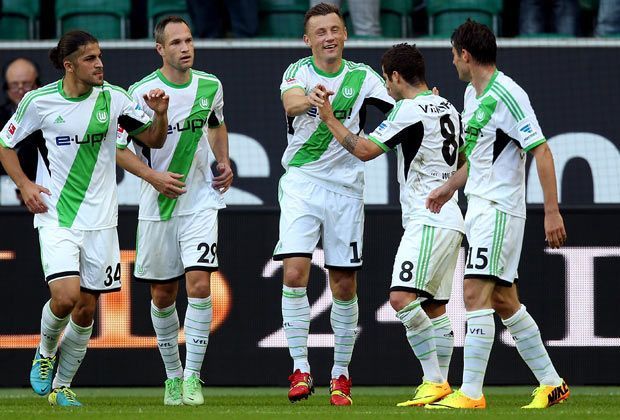 
                <strong>VfL Wolfsburg - 1899 Hoffenheim 2:1</strong><br>
                Lange können sich die defensiv so anfälligen Gäste aber nicht freuen: Schlitzohr Ivica Olic dreht die Partie noch im ersten Durchgang. Da jubelt auch der gestrauchelte Vieirinha (Nummer 8) mit
              