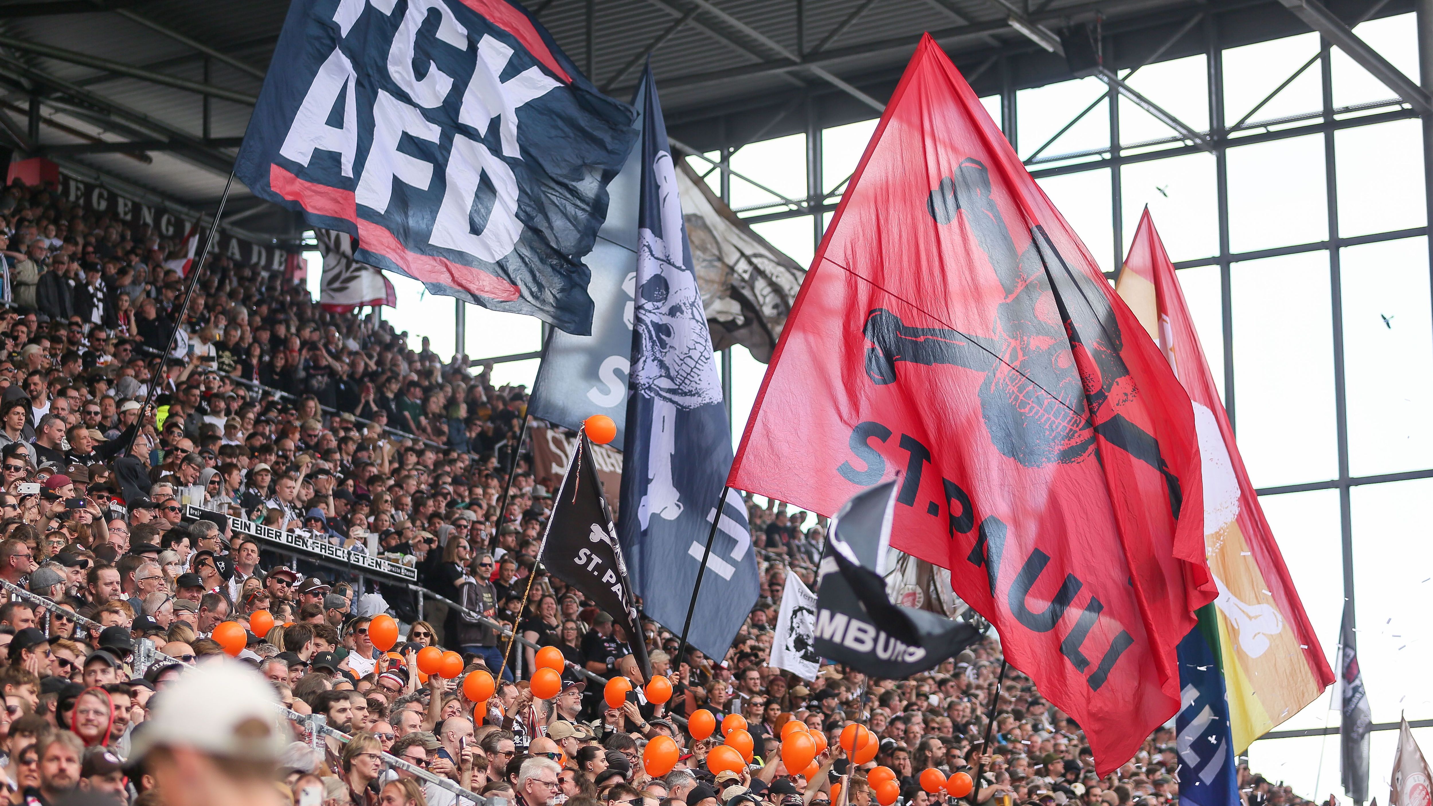 <strong>Platz 14: FC St. Pauli</strong><br>Verkaufte Dauerkarten: 13.000<br>Verkauf beendet? Ja<br>Zuschauerkapazität im Millerntor-Stadion: 29.546