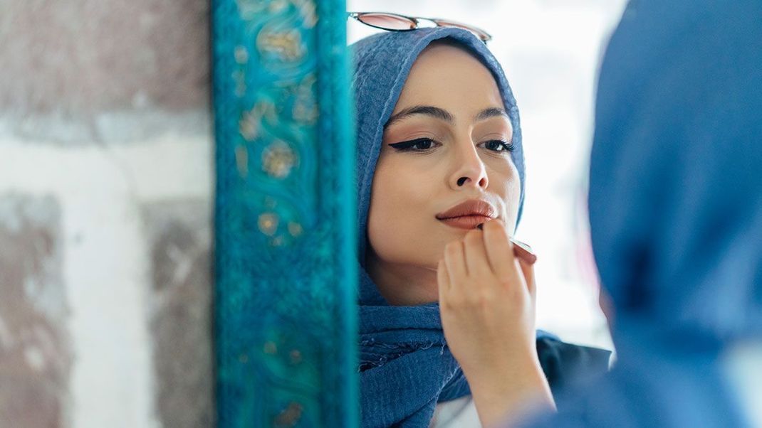 Wir alle lieben rote Lippen – oder? Der Make-up Trend wird auch in 2022 nicht wegzudenken sein! Warum? Findet es heraus im Artikel.