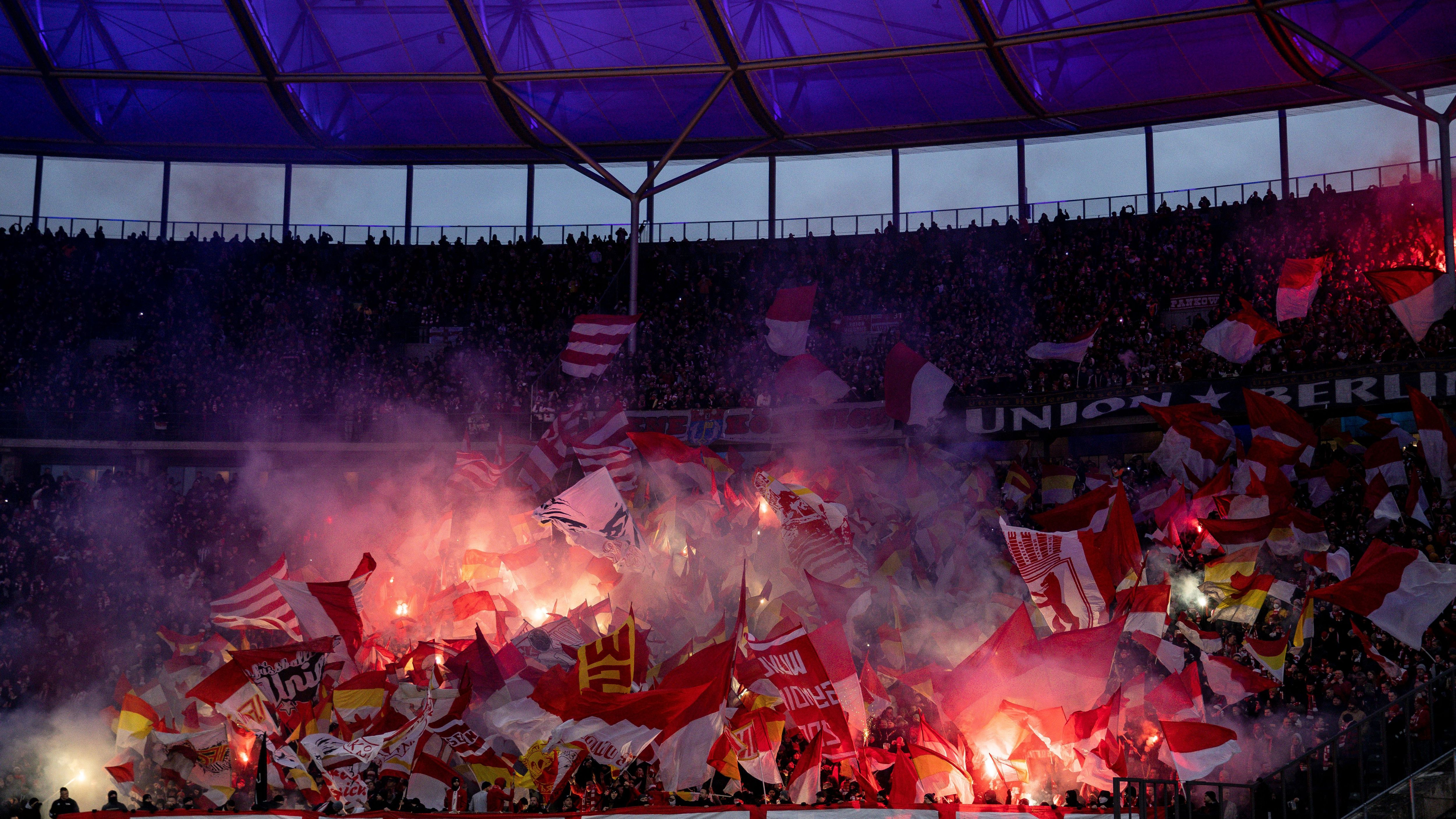 <strong>Olympiastadion (Berlin)</strong><br>• Heimverein: Hertha BSC, in der Champions League: Union Berlin<br>• Fassungsvermögen: 74.475 Plätze<br>• Eröffnet: 1936 (letzte Renovierung: 2004)