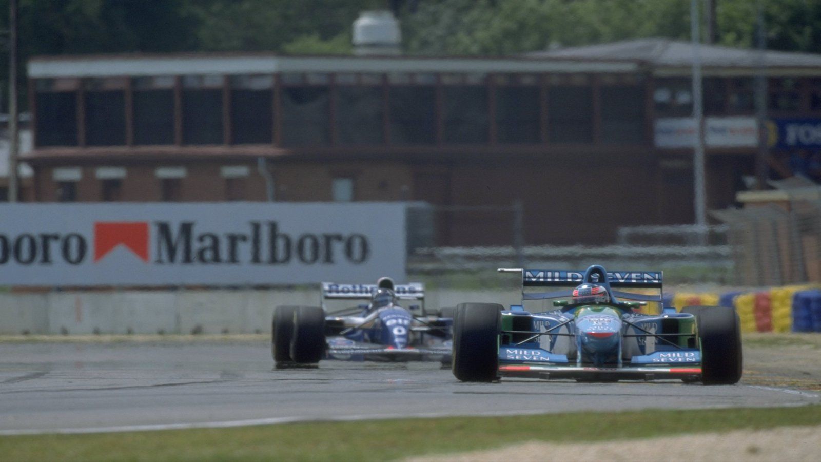 
                <strong>1994, Adelaide: Crash Michael Schumacher vs. Damon Hill</strong><br>
                Die Saison steht im Schatten der tödlichen Unfälle von Roland Ratzenberger und Ayrton Senna. Doch auch sportlich gibt es ein Drama. Benetton-Ford-Pilot Michael Schumacher steht vor seinem ersten WM-Titel. Beim Saisonfinale in Adelaide führt er das Rennen vor Rivale Damon Hill (Williams) an, doch der Brite wird Runde für Runde schneller und setzt Schumi massiv unter Druck. Schumacher macht einen Fahrfehler, lädt anschließend Hill zu einem Überholmanöver ein. Schumacher rumpelt mit seinem rechten Hinterrad über Hills linken Vorderreifen und landet im Reifenstapel. Hill fährt erst weiter, doch sein Auto ist so beschädigt, dass auch er ausfällt. Schumi ist Weltmeister!
              