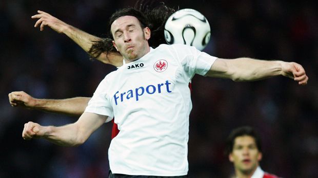 
                <strong>Angriff - Ioannis Amanatidis</strong><br>
                Angriff - Ioannis Amanatidis: Der Grieche kam 2005 von Lautern zur Eintracht und entpuppte sich als starker Torjäger. Nachdem Amanatidis bereits zuvor zwei Pokal-Treffer erzielte, schoss er Eintracht Frankfurt gegen Arminia Bielefeld ins Endspiel. Auch in der Bundesliga-Saison 2005/06 war er mit zwölf Toren sehr erfolgreich. Mit einem Titel hat es in seiner Laufbahn aber trotzdem nie geklappt. 2011 beendete Amanatidis mit nur 29 Jahren aus gesundheitlichen Gründen seine Laufbahn nach 158 Einsätzen (49 Toren) für die Eintracht. Zuletzt war der 35-Jährige für drei Spiele Interimstrainer beim griechischen Erstligisten Iraklis Thessaloniki.
              