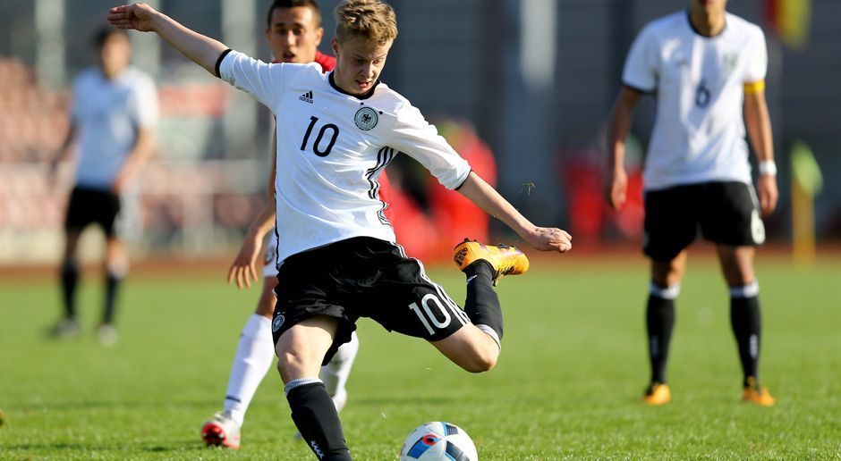 
                <strong>Mittelfeld: Sam-Francis Schreck</strong><br>
                Mittelfeld: Sam-Francis SchreckVerein: FC St. PauliLänderspiele (U17): 10Das sagt der Trainer: "Sam ist sehr kreativ, gewitzt und ein echter Lausbub. Außerdem brilliert er mit seiner dynamischen Spielweise."
              