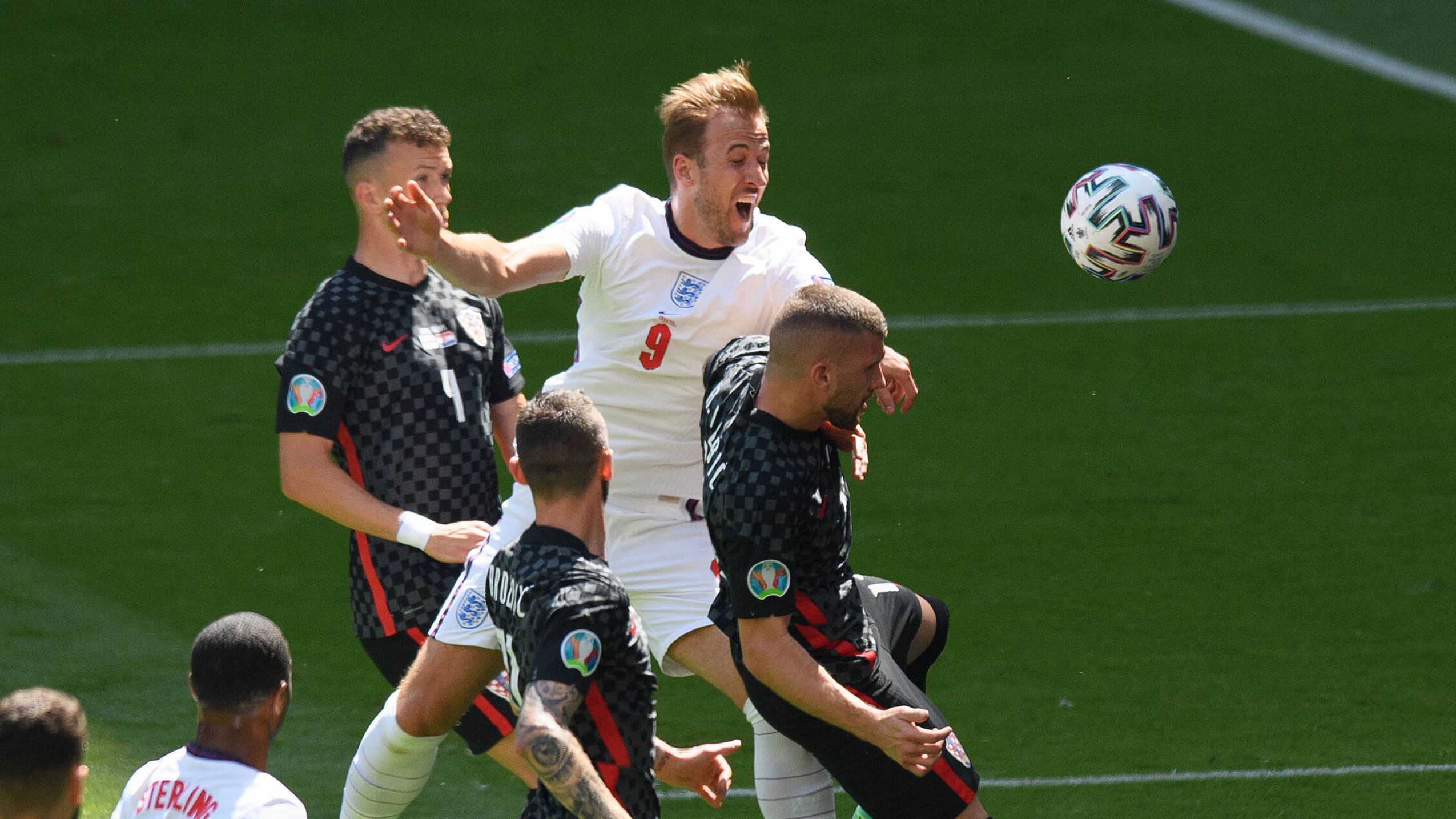 
                <strong>Harry Kane (England)</strong><br>
                Hängt als einzige Spitze in der Luft. Ist zwar viel unterwegs und beim Pressing fleißig, kann aber kaum für Gefahr sorgen. Lässt sich nach dem Seitenwechsel noch öfter zurückfallen, um Bälle zu bekommen und zu verteilen, aber auch das gelingt nur sehr eingeschränkt. Lässt in der 61. Minute eine Topchance aus kurzer Distanz liegen. Unter dem Strich unglücklich, wird in der 82. Minute ausgewechselt. ran-Note: 5
              