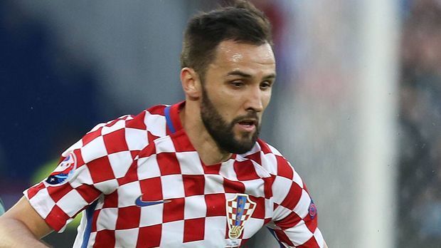 
                <strong>Milan Badelj</strong><br>
                Milan Badelj: Der Mittelfeldmann, früher beim Hamburger SV unter Vertrag, spielte eine eher unauffällige Partie in Lens. Nur in der Anfangsphase sorgte er für einen kleinen Schock bei den Fans der Kroaten, als er einen krassen Abspielfehler vor dem eigenen Tor spielte - dieser blieb jedoch ohne Folgen. ran-Note: 3-
              