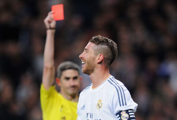 
                <strong>Rot für Ramos</strong><br>
                Es ist die entscheidene Szene der Partie. Sergio Ramos foult neun Minuten nach der Führung Neymar und muss unter die Dusche. Messi gleicht erneut aus.
              