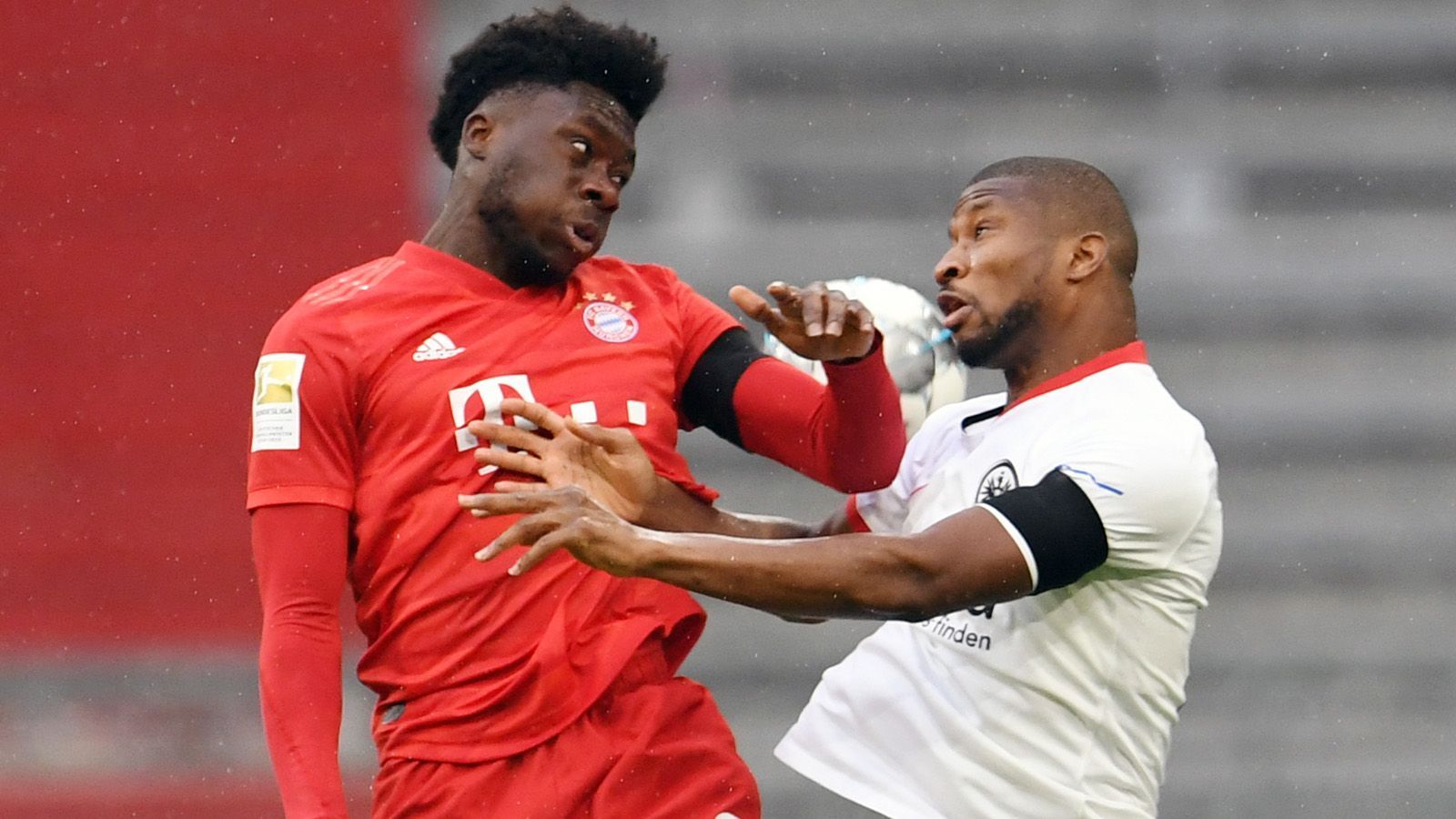 
                <strong>Alphonso Davies</strong><br>
                Auch der Kanadier hat von Anfang an Gefallen am Offensivspiel und ist auf der linken Außenbahn sehr aktiv. In der 42. Minute bereitet Davies das zweite Tor der Bayern mit einer punktgenauen Flanke vor. Belohnt sich in der 61. Minute mit etwas Glück für seine tolle Leistung und trifft zum vorentscheidenden 4:2. ran-Note: 1
              