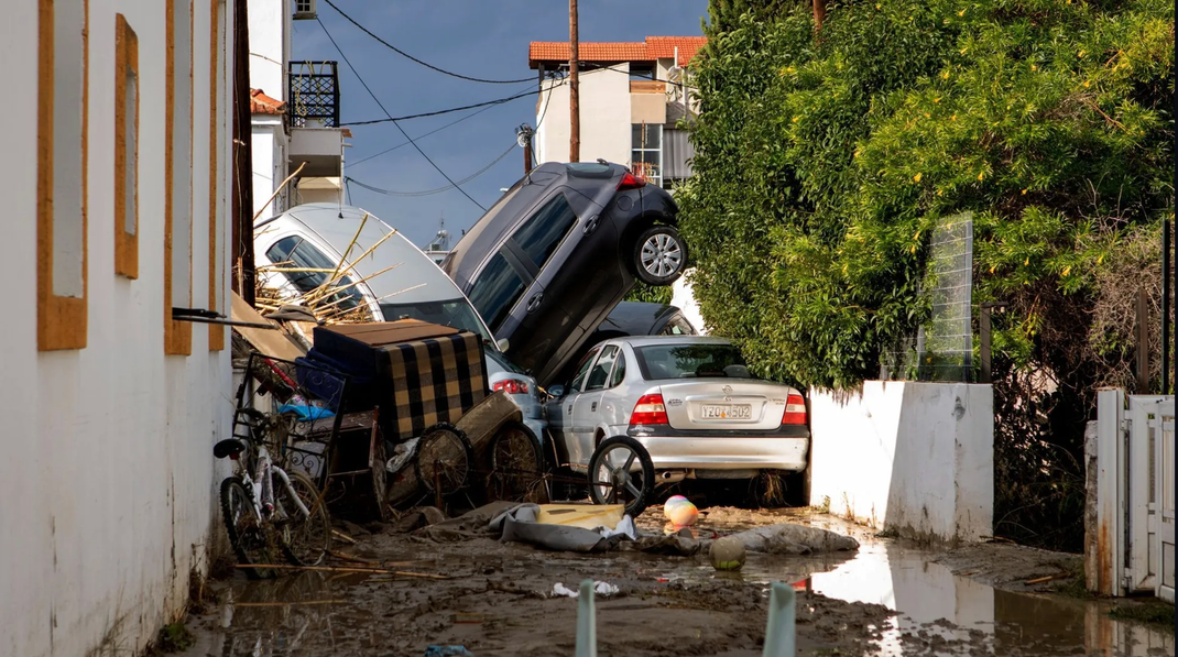 Stapelnde Autos auf den Straßen von Rhodos nach Sturmtief "Bora".