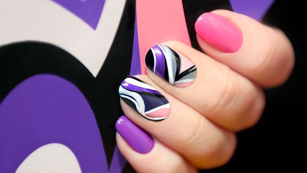 Kurze Fingernägel mit angesagten Nail-Designs: Wir haben die schönsten Looks für kurze Nägel! Habt ihr schon mal klebende Nagelsticker ausprobiert? Wir berichten im Artikel. 